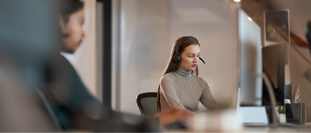 Una persona con auriculares