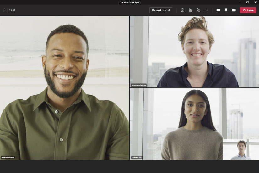 Een groep mensen voert een Microsoft Teams-gesprek op een Surface Pro 9