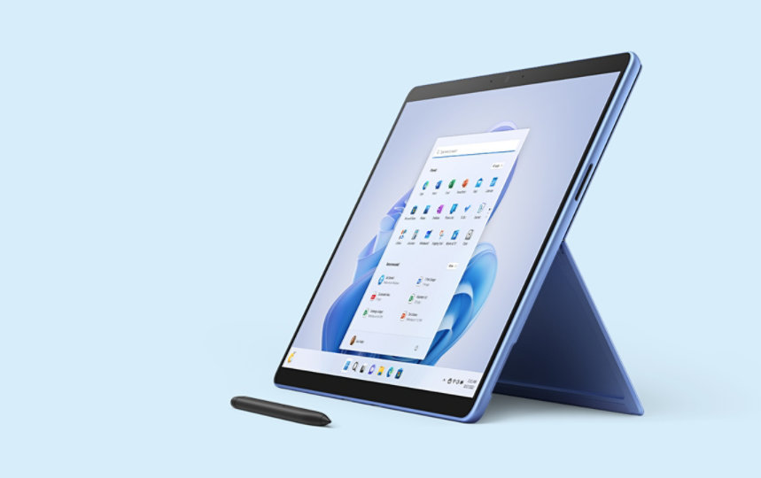 Surface Pro 9 in de kleur saffier met een Surface Slim Pen 2, afgebeeld in driekwartaanzicht op een blauwe achtergrond.