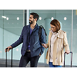 一名男士和一名女士，攜帶行李到機場。