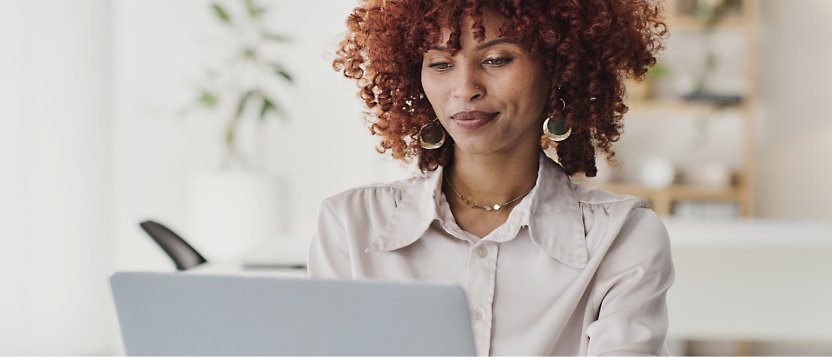 Eine Frau, die an ihrem Laptop arbeitet