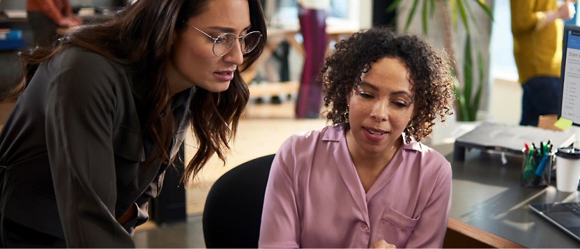 Zwei Frauen, die im Büro arbeiten