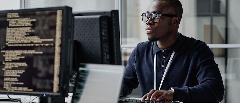 Eine Person, die am Computer arbeitet