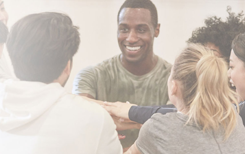 Un groupe de personnes se rassemble pour s'encourager.