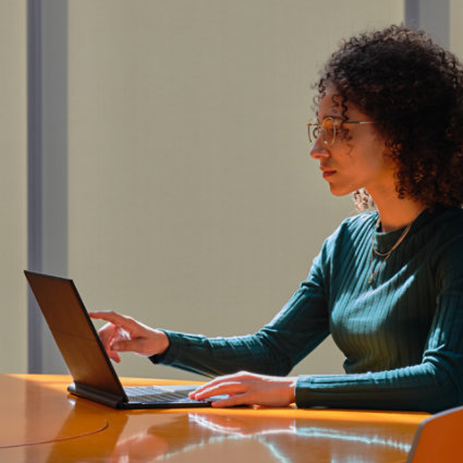 Een vrouw gebruikt een touchscreen-pc