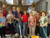 Les bénévoles bichonnent l’église