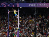 Armand Duplantis, Angèle Hug, Léon Marchand... Les images marquantes de la journée de lundiaux Jeux olympiques