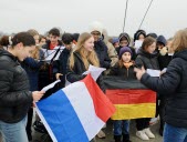 Des collégiens perpétuent, sur la passerelle, le traité de l’Élysée