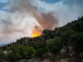 L'incendie à la frontière avec la France s'étend, plus de 130 personnes évacuées