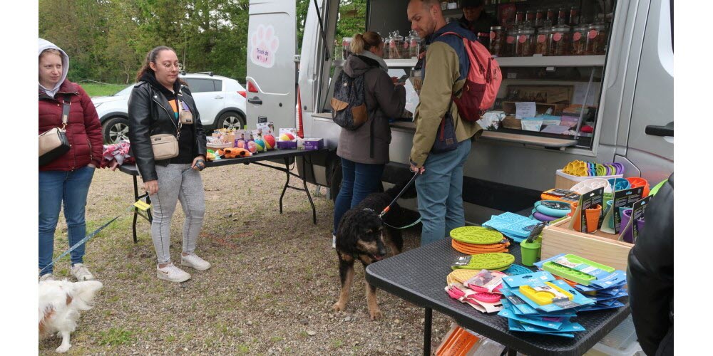 Il y avait du monde aux stands du premier festival des animaux .  Photo Roger Maetz