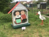 Cigogne volatilisée et vitrine brisée