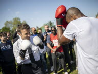 Emmanuel Macron photographié à la boxe : quand les politiques chaussent les gants