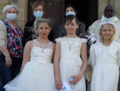 Trois filles ont célébré leur première communion