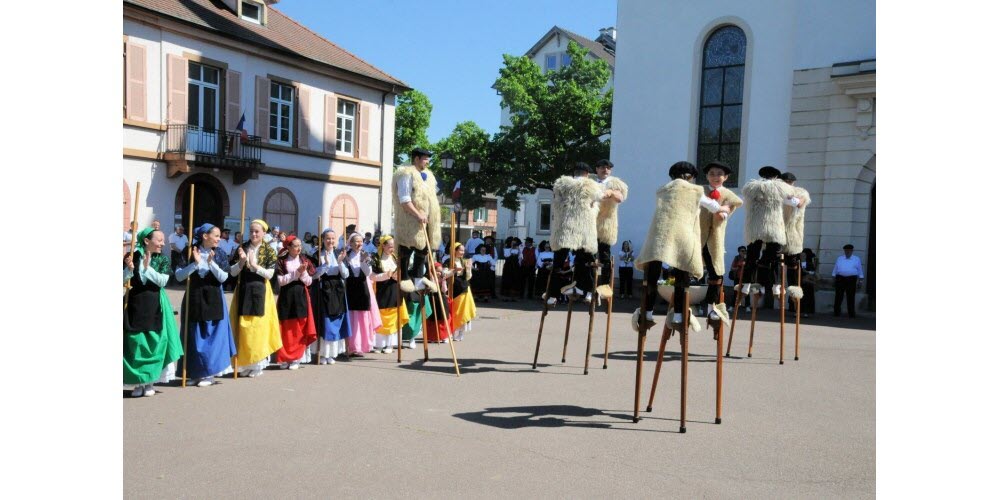 Le groupe folklorique les Cigalouns a exécuté diverses danses landaises.  Photo J.-L.N.