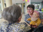 Quand les poupées ultra-réalistes aident les malades d’Alzheimer