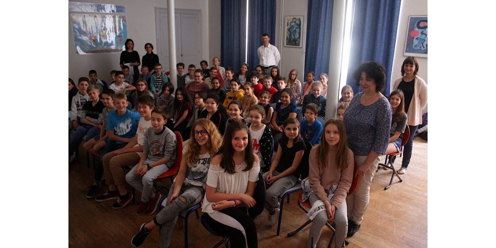 Les philosophes en herbe et les enseignants avant le début des débats.  PHOTO DNA