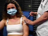 Vaccins contre le Covid-19 : le point sur le risque de contamination et de transmission