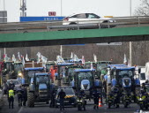 Comment les agriculteurs multiplient les blocages, à Paris comme en région