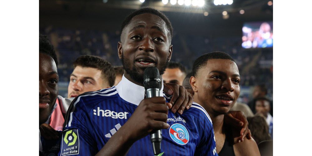 Ibrahima Sissoko ému à l'heure de prendre congé des supporters strasbourgeois. Photo Thomas Toussaint