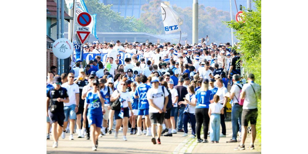 Une procession dominicale, celle des supporters du Racing qui ont rejoint la Meinau en cortège depuis le centre-ville. Photo Franck Kobi