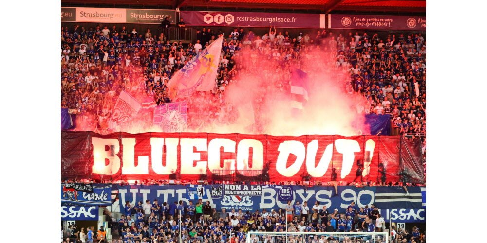 « BlueCo out ! » : le kop a une nouvelle fois ciblé le propriétaire du Racing. Le club strasbourgeois a peut-être remporté le derby, mais sa saison a été pour le moins compliquée, loin des attentes nées de son rachat par le consortium américain. Photo Franck Kobi