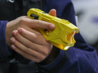 En fuite, un automobiliste ivre frappe un policier puis se fait « taser »