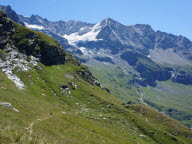 Grimpez jusqu'au refuge du Mont Pourri et dégustez une tarte aux myrtilles