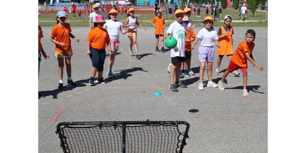 Les enfants ont pu découvrir le tchoukball, un sport ressemblant au handball. Photo Le DL/Guillaume Resin