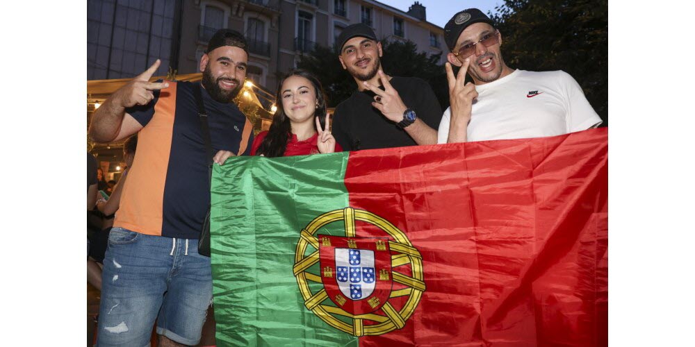 Les supporters portugais étaient de la partie.  Photo Le DL /Stéphane Pillaud