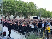 Des centaines de spectateurs attendent l’ouverture des portes du concert de Bigflo et Oli