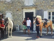 Insolite : elle vient à cheval pour voter aux législatives 