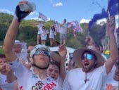 Vidéo : quand Benoit Cosnefroy pose pied à terre dans Joux-Plane pour... danser avec ses supporters