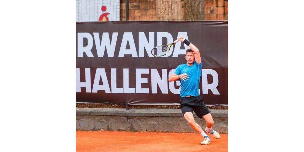 Corentin Denolly (tennis, 26 ans, 361e ATP). Le tennisman originaire de Jardin a signé un très beau printemps marqué par de solides prestations en challengers et une victoire en Futures sur le sol américain en mai. Un succès face au Portugais Duarte, également son partenaire en double, avec qui il a empoché ce même tournoi. Ces bons résultats permettent à Denolly de rebondir au classement ATP. Photo Rwanda tennis fédération