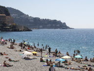 Sur la plage, le culte du corps parfait est-il encore trop présent ?