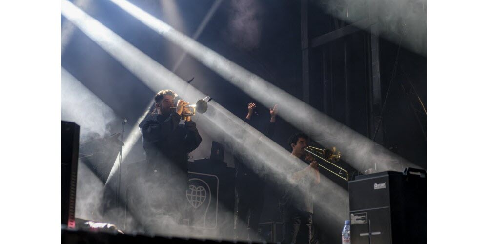 Le concert de Bigflo et Oli débute sur le son des cuivres. Photo Le DL/Julien Dufloux