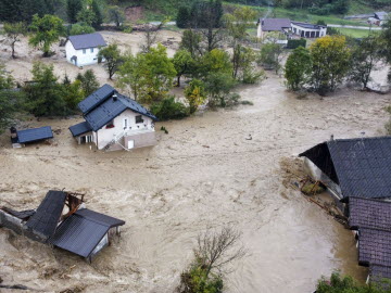 Fortes inondations en Bosnie : au moins une dizaine de morts