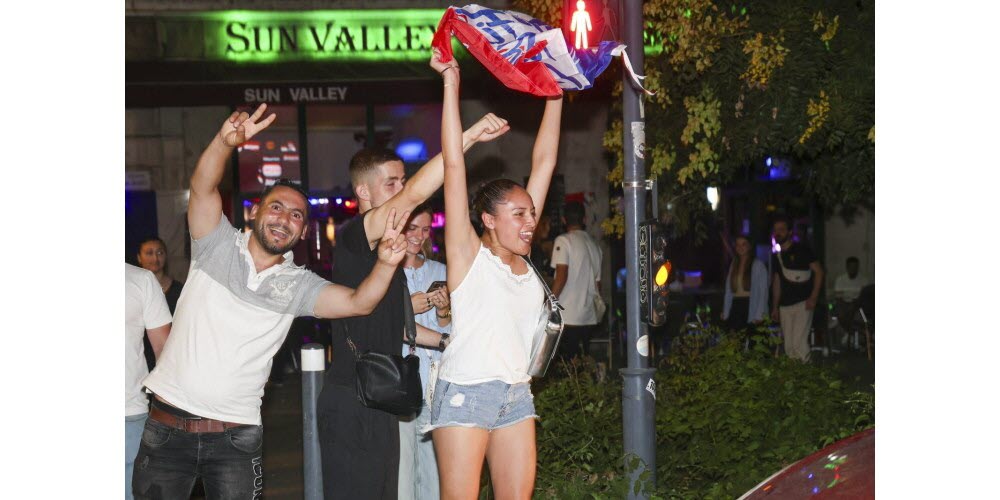 Ambiance supporters sur le cours Jean-Jaurès.  Photo Le DL /Stéphane Pillaud