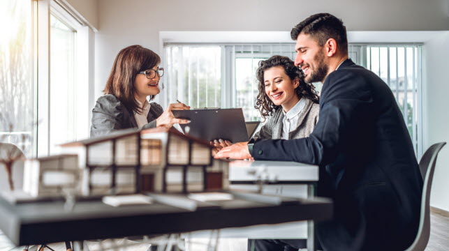 « Il faudra attendre le résultat final de l’élection, le 7 juillet, pour voir comment réagissent les marchés et les banques », indique Sandrine Allonier. Photo Adobe Stock