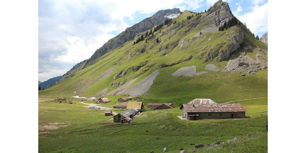 Le cirque rassemble aujourd’hui des chalets d’alpage traditionnels ainsi qu’un refuge.   Photo CCPEVA