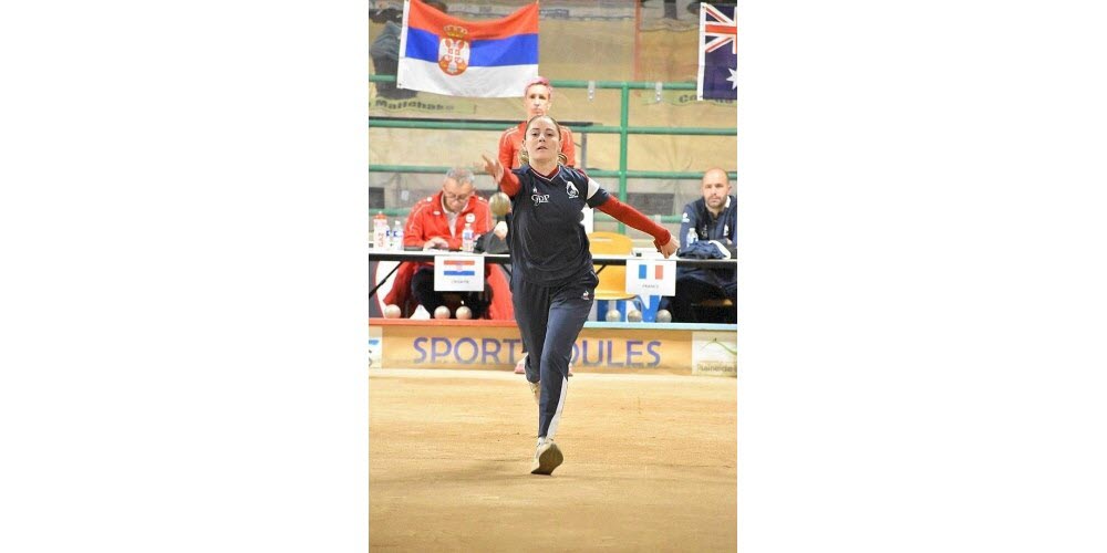 Annaelle Barazzutti (sport-boules, 21 ans, club de Saint-Vulbas/Optevoz). Le mois de mai a été synonyme de nouveau sacre mondial pour la jeune bouliste nord-iséroise. Elle a empoché, il y a de cela quelques jours, le titre en Mondial mixte, du côté de Saint-Vulbas. Une couronne mondiale obtenue avec Guillaume Abelfo. Le duo a nettement dominé la concurrence en finale de la discipline. Photo Le DL/Patrice Deymonnaz