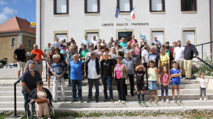 Enquête après la découverte d’alcool à la caserne des pompiers : la population manifeste pour les soutenir