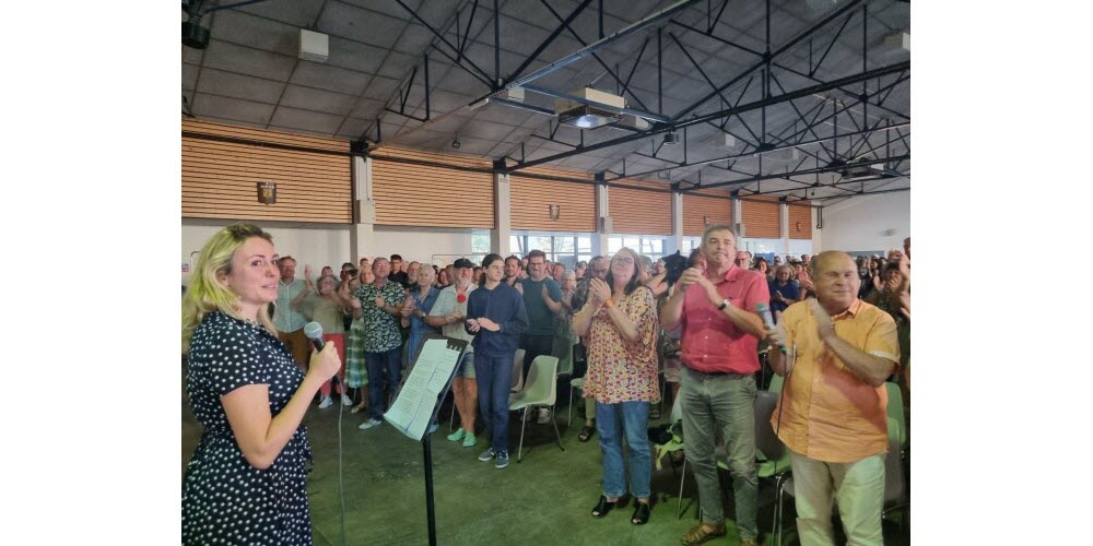 Marie Pochon, députée sortante (Nouveau Front populaire), a donné son dernier meeting, jeudi 4 juillet, à Crest devant près de 700 personnes.  Photo Le DL /C.B.