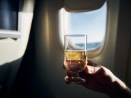 En avion, pourquoi vaut-il mieux éviter l’alcool ? 