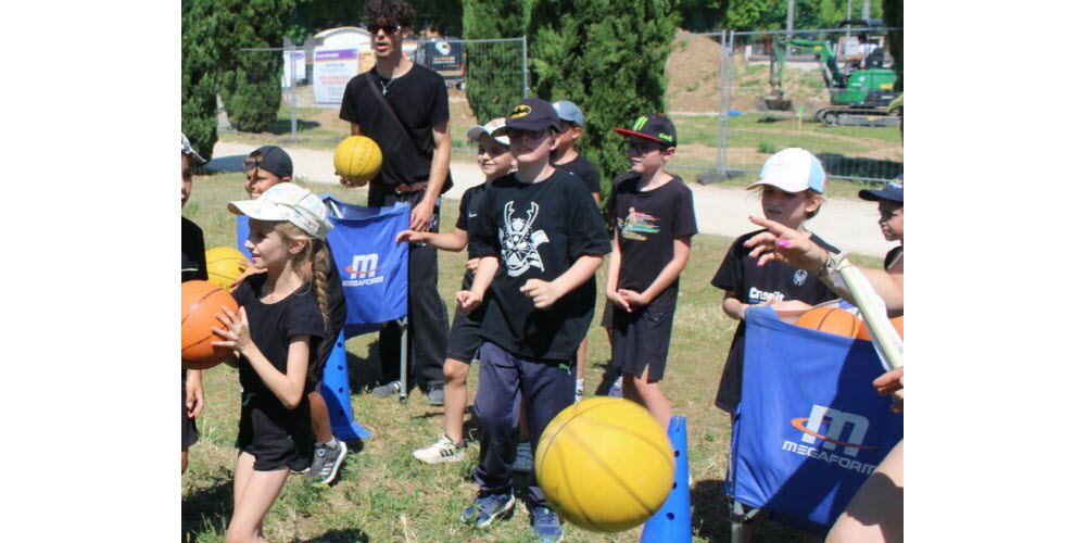 Très pratiqué en France, les sportifs en herbe ont pu s’essayer au basket. Photo Le DL/Guillaume Resin