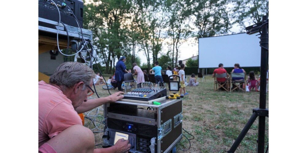 Chaque mardi du mois de juillet, une séance de cinéma en plein air est organisée par le service culturel de Bourgoin-Jallieu en partenariat avec Kinepolis.  Photo archives Anna Mazzer Pirodon