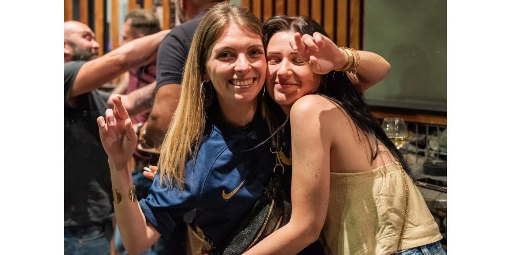 Entre copines pour suivre le quart de finale. Photo Le DL/Jean-José Terosiet