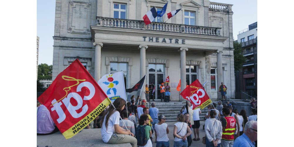 A Montélimar, 150 personnes se sont réunies devant le théâtre. Photo Le DL/Julien Dufloux