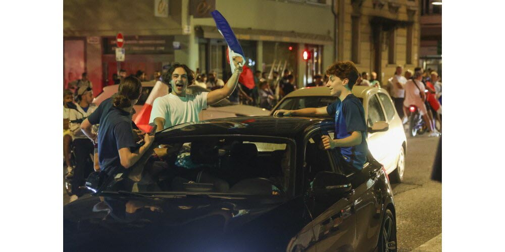 Défilé des voitures avec drapeaux et sourire immense.  Photo Le DL /Stéphane Pillaud