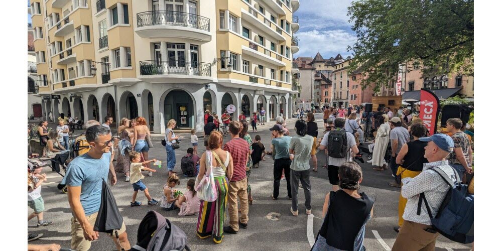 Pour la fête du quartier du lac, des comédiens et une fanfare ont animé le square du Collège Chappuisien avant le discours du maire.  Photo Le DL /E.B.