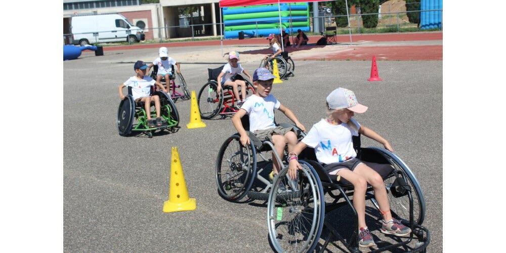 Un parcours en fauteuil roulant a permis de découvrir le handisport. Photo Le DL/Guillaume Resin